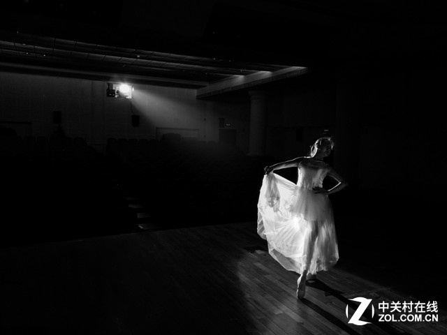 vivo Xplay5不僅能夠捉拍到每個動作,無論是噪點的控制能力,還是對燈光的表現相對來說還算比較出色,因此我們可以肯定快無邊界vivo Xplay5的拍照解析能力非常強悍!