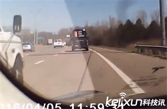 特斯拉汽車自動躲避車禍 無人駕駛真安全？