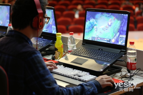 決戰(zhàn)紫禁之巔 雷神杯校園電競(jìng)賽王者對(duì)決