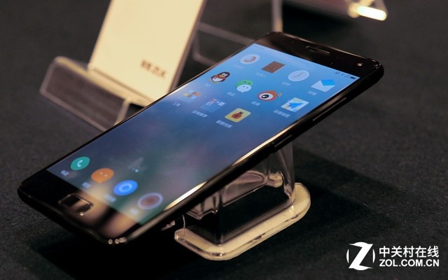 聯(lián)想ZUK Z2 Pro采用<a href=/tags/46-0.html target=_blank class=infotextkey>三星</a>最新一代5.2英寸1080P全高清Super AMOLED顯示屏幕，通過與三星深度定制，屏幕黑邊僅有0.05mm。