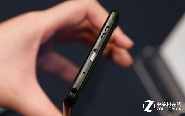 底部選用Type-C接口，一體式金屬中框設(shè)計