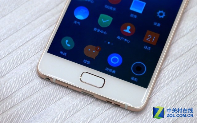 ZUK本次也將U-Touch功能進(jìn)行了優(yōu)化升級，推出U-Touch 2.0，提供隨心定義按鍵手勢功能。Z2 Pro指紋解鎖僅需0.1秒，同時也是首款支持濕手指紋解鎖的手機(jī)。