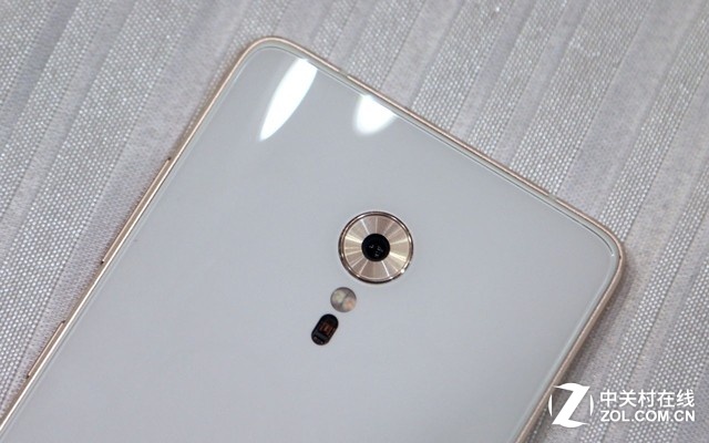 聯(lián)想ZUK Z2 Pro采用F1.8大光圈、三星最新一代1300萬像素2M8傳感器、支持PDAF+CAF雙模式對焦，支持4K視頻拍攝。閃光燈下方傳感器可用于檢測紫外線、心率、血氧。