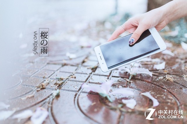 vivo Xplay5是vivo在上月發布的一款以“暢快”為核心賣點的<a href=/mobile/ target=_blank class=infotextkey>智能手機</a>，今天日系小清新美女就以自己的方式，帶我們一起欣賞一下快無邊界vivo Xplay5的風采。
