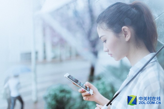 Xplay5機身背部采用了特制鋁鎂合金一體成型打造，金屬占比高達98%，并輔以單晶鉆石工藝、光啞雙C切邊和鋯砂鏡面噴涂等多種極致工藝，擁有香檳金和玫瑰金兩種配色，質感非常出色。