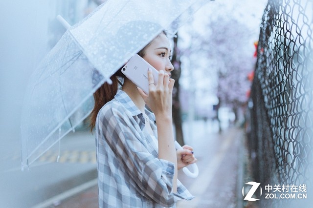 另外，Xplay5標配了128G存儲空間。據官方數據，Xplay5可以同時存儲《權力的<a href=/games/ target=_blank class=infotextkey>游戲</a>》高清版全部五季50集+《羋月傳》高清版全部81集+《來自星星的你》高清版21集，或者存儲多達30000多張照片，徹底解決消費者空間不夠的煩惱。