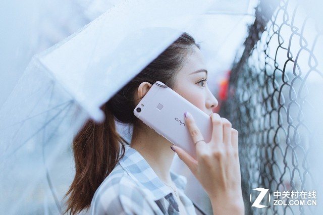 Xplay5還擁有非常多的“快”體驗：比如采用“雙倍充電速度、九重安全防護”的雙引擎閃充的3600毫安電池，讓其充電快；搭載信號強度提升70%、速度提升66%的雙頻信號放大器和雙天線雙通道WiFi+，并加入數據包適配方案與智能連接等功能。