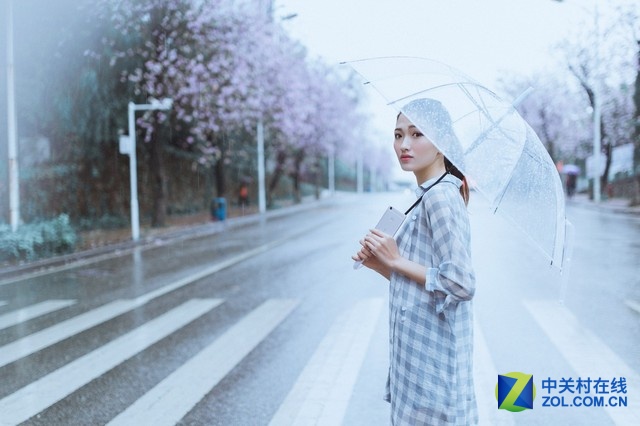 而在功能體驗上，快無邊界Xplay5除了繼續搭載優化后的分屏多任務之外，還針對各種消費者使用手機時遇到的“不快”痛點，研發了讓<a href=/pc/system/ target=_blank class=infotextkey>系統</a>運行更快的“智慧引擎”，讓其不但高配，而且高效。