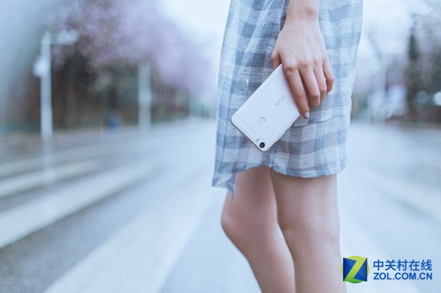 vivo同時還推出了快無邊界Xplay5旗艦版，在外觀上與Xplay5設計完全相同，也采用了雙曲面屏+全金屬機身的設計，并且擁有Xplay5的所有功能。不過，在硬件配置上，快無邊界Xplay5旗艦版則在全球首次搭載了目前最頂級的LPDDR4 6GB運行<a href=/tags/2778-0.html target=_blank class=infotextkey>內存</a>。