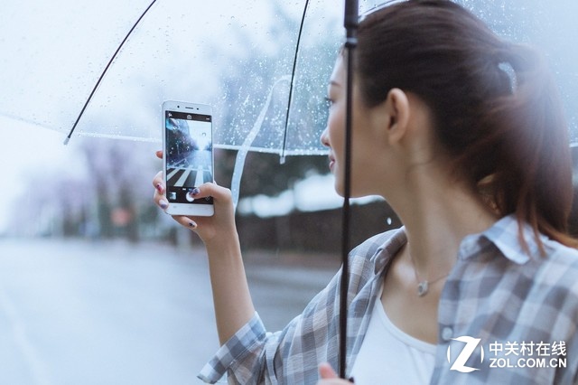 Xplay5旗艦版還是全球首批搭載目前最頂級的處理器高通驍龍820的機型，使得快無邊界Xplay5旗艦版的性能目前達到了“宇宙第一”，是2016年的絕對旗艦，沒有之一！