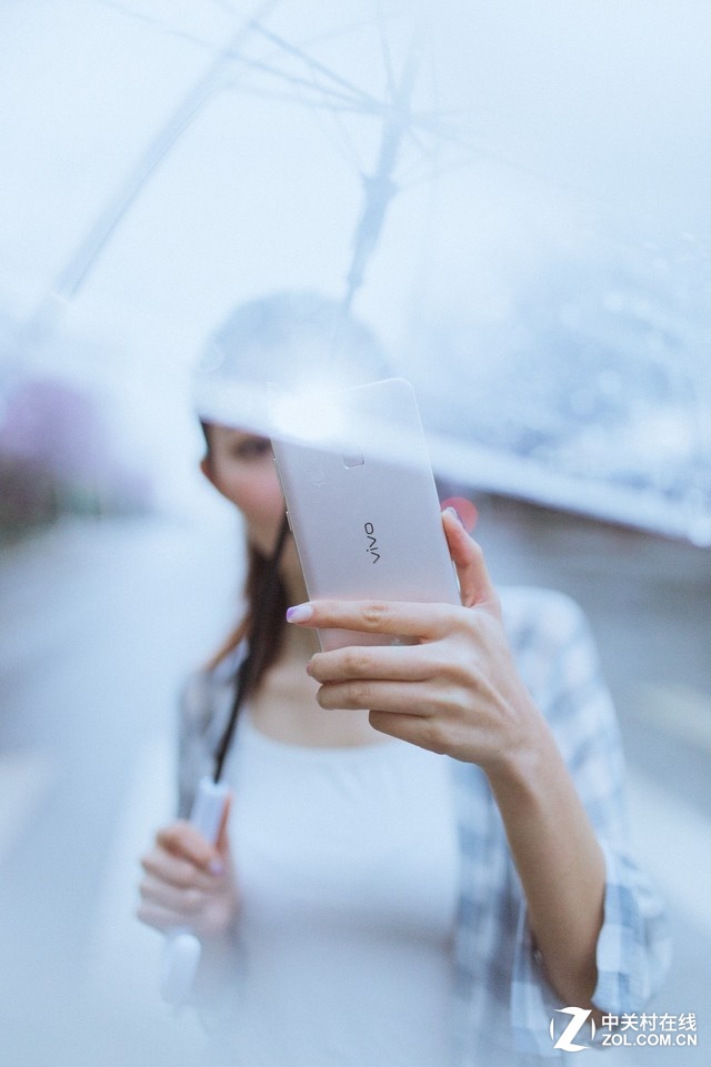 Xplay5旗艦版還再度升級了全新的Hi-Fi架構――Hi-Fi 3.0，通過雙ES9028+三OPA1612的逆天配置和左右聲道獨立解碼放大的方案、配合雙時鐘晶振和二級供電，使手機達到左右聲道獨立解碼放大，完全吻合錄音室錄音規則和耳機輸出方式，最大程度上還原了音樂本身的元素。