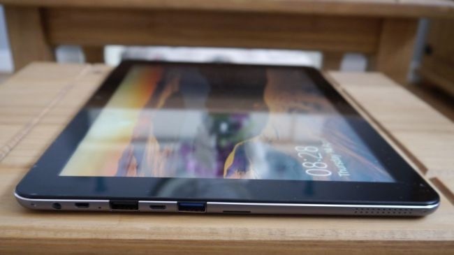 馳為hi12平板電腦擁有金屬機身設計質感升級,金香檳或青銅2色可選;配備了12英寸2160 x 1440像素顯示屏幕,11000mah內置電池,500萬像素的后置攝像頭,搭載英特爾Atom z8300 CPU,4GB / 64GB內存,以及連接/擴展能力(microSD卡,微型USB接口,Micro HDMI,USB 2,USB 3、音頻、Wi-Fi和藍牙4),可選磁吸鍵盤,2合1的設計讓組合式平板設備價格更有優勢,但性能方面究竟如何,還要大家來判斷。(圖源:techradar)