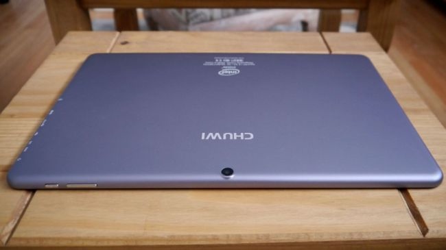 馳為hi12平板電腦擁有金屬機身設計質感升級,金香檳或青銅2色可選;500萬像素的后置攝像頭。(圖源:techradar)