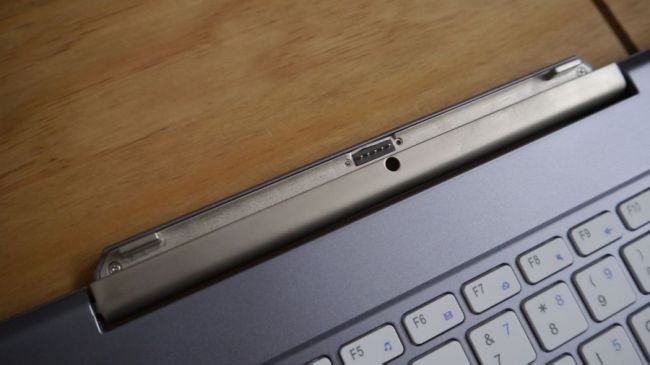 馳為hi12平板電腦可選磁吸鍵盤,2合1的設計讓組合式平板設備價格更有優勢。(圖源:techradar)