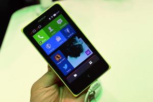 諾基亞手機為什么拼命倒閉也不用安卓系統？