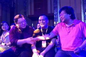 YunOS大會：羅永浩與李楠歷史性握手