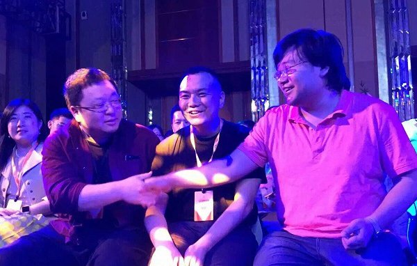 YunOS大會:羅永浩與李楠歷史性握手