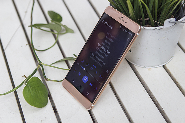 薄至5.5毫米 高顏值藍魔R9演繹唯美范兒 