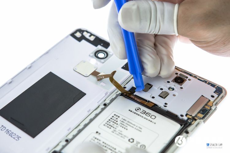 360手機(jī)F4做工如何？360手機(jī)F4拆機(jī)圖解評(píng)測(cè)