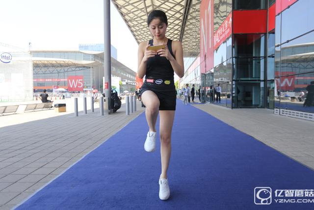 聯(lián)想展示新一代智能運動鞋 玩游戲累點也高興