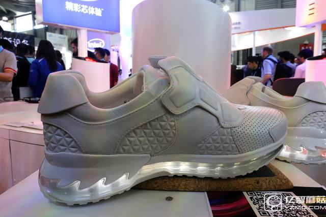 聯(lián)想展示新一代智能運動鞋 玩游戲累點也高興