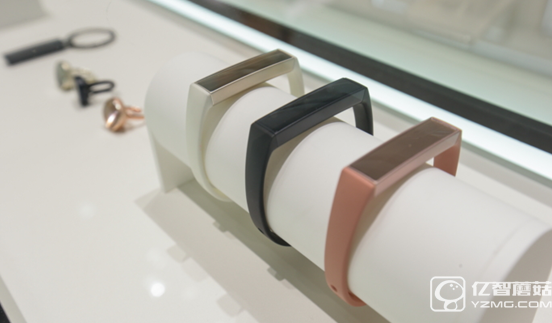 三星推新運(yùn)動(dòng)手環(huán)Charm 比Gear Fit更時(shí)尚