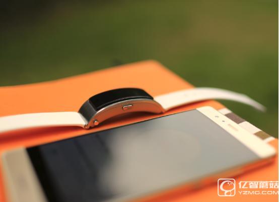 玩轉(zhuǎn)腕上時尚 3D曲面屏華為手環(huán)B3評測