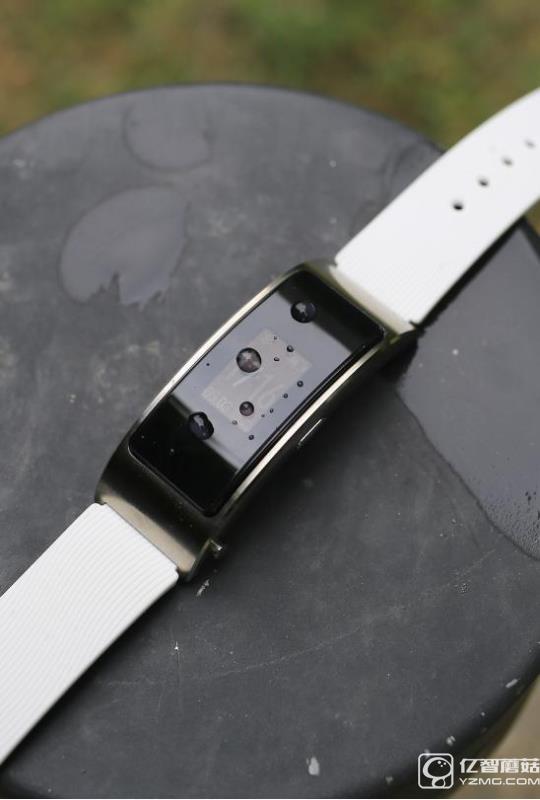 玩轉(zhuǎn)腕上時尚 3D曲面屏華為手環(huán)B3評測