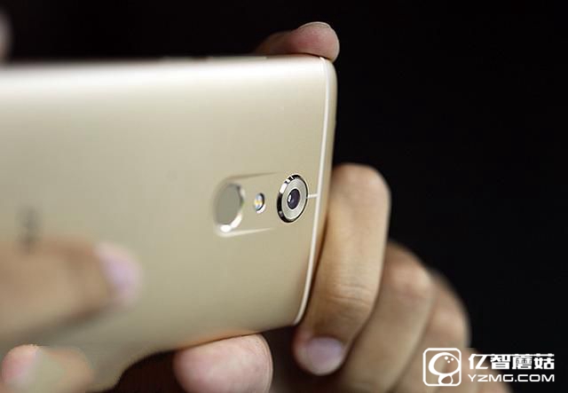 中興AXON天機7評測：進步的不只有型號