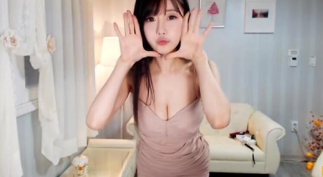 <a href=/mobile/ target=_blank class=infotextkey>手機</a>直播為什么這么火？草根對女主播需求沒變