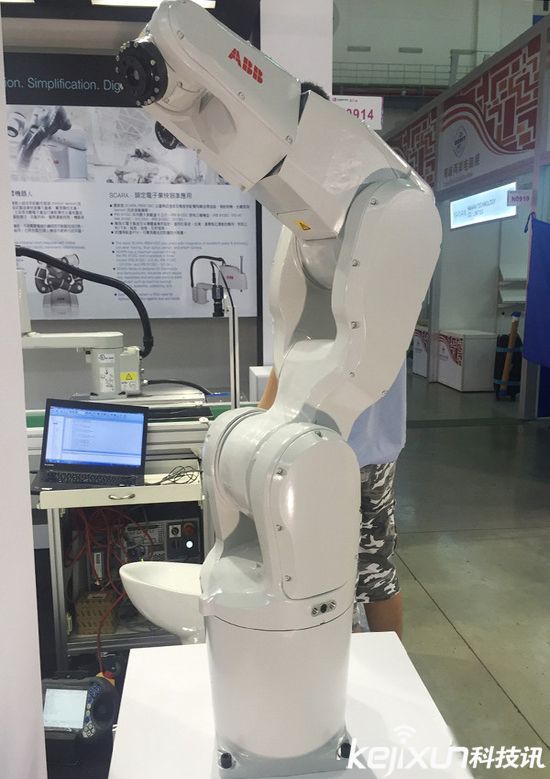 工業智能化時代已經崛起！ VR機械手臂來了