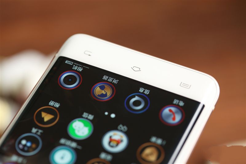 6G內(nèi)存+驍龍820+雙曲面屏!vivo Xplay5旗艦版評測