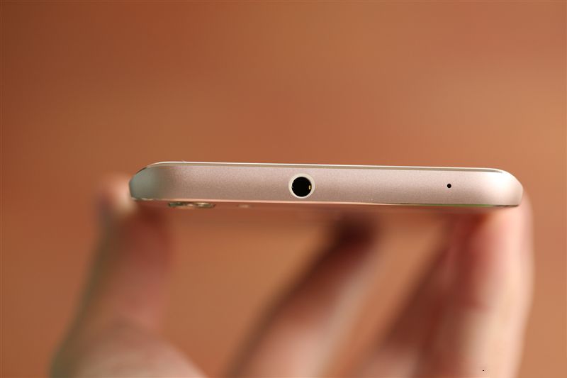 6G內(nèi)存+驍龍820+雙曲面屏!vivo Xplay5旗艦版評(píng)測(cè)