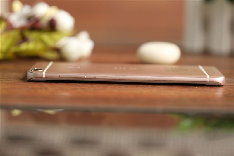 6G內(nèi)存+驍龍820+雙曲面屏!vivo Xplay5旗艦版評(píng)測(cè)