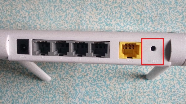 按住RESET按鈕,把360路由器恢復出廠設置