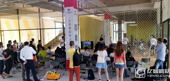 性感爆乳中國女極客SexyCyborg曬新發明:可穿戴無人機