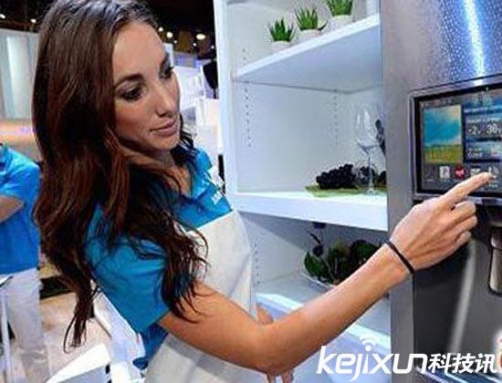 三星土豪冰箱：21.5高清觸屏 還能上網？