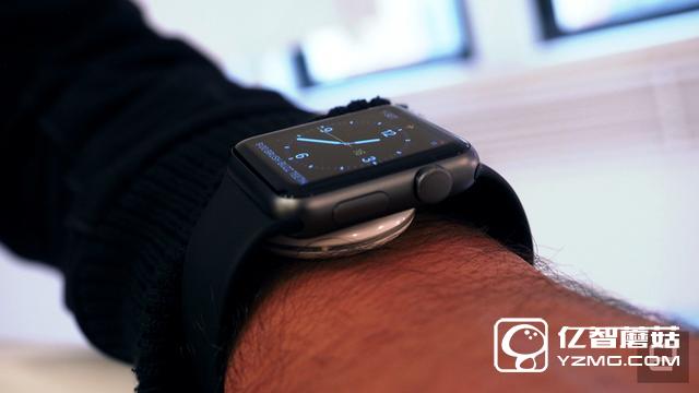 有了這能充電的衣服 媽媽再也不擔(dān)心我手機(jī)沒(méi)電了