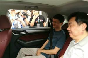 馬云親試首款互聯網汽車榮威RX5 贊不絕口：買！