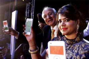 印度4美元智能手機(jī)這么便宜 到底怎么賺錢(qián)？