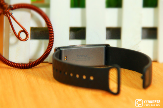 華為榮耀暢玩手環A1評測 能測紫外線我會告訴你