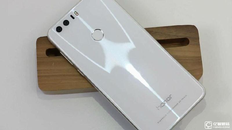 榮耀8上手體驗評測：雙玻璃能否突圍金屬時代?