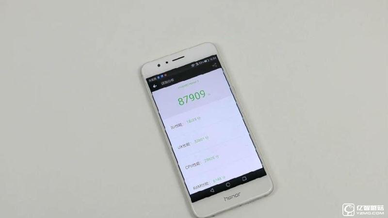 榮耀8上手體驗評測：雙玻璃能否突圍金屬時代?