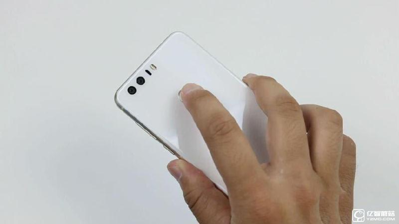 榮耀8上手體驗評測：雙玻璃能否突圍金屬時代?