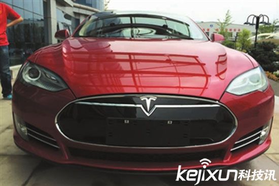 特斯拉電動汽車 緊急呼叫支援兵完善無人駕駛!