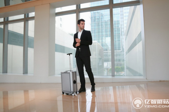 Cowarobot R1智能拉桿箱忠犬上身 走到哪里跟到哪里