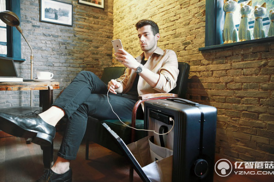 Cowarobot R1智能拉桿箱忠犬上身 走到哪里跟到哪里