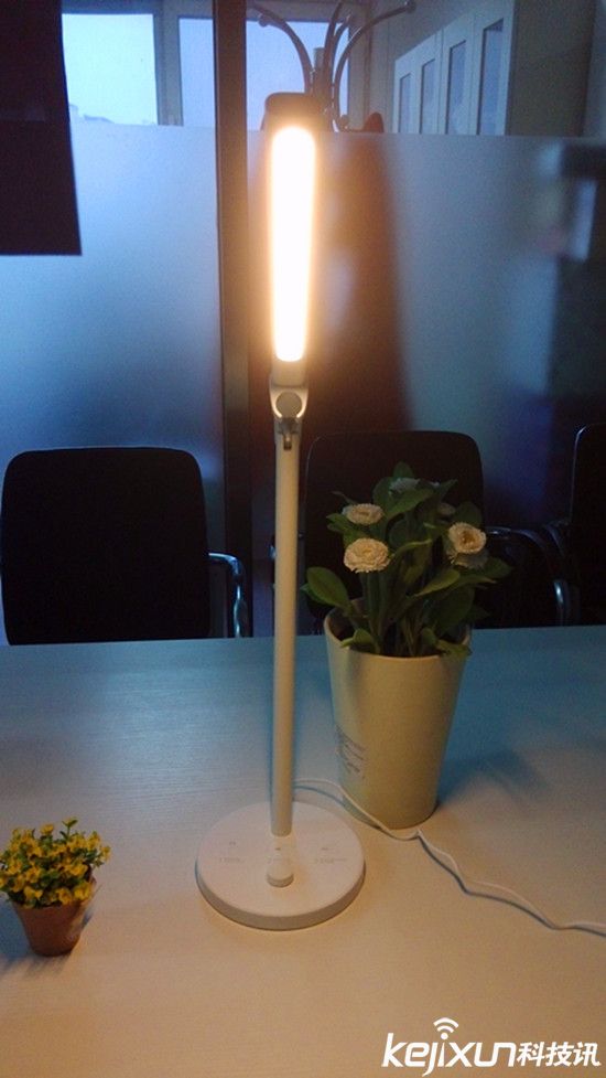 小米米家臺燈體驗評測:現(xiàn)代主義智能臺燈