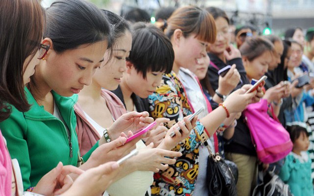 整天手機不離身 是改變了生活還是“病入膏肓”？