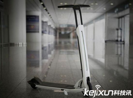 可折疊電動滑板車 邊踩邊充電